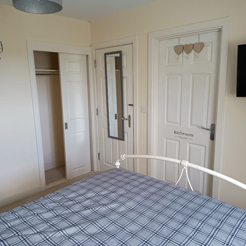 Photo 1: En Suite Room with BIC