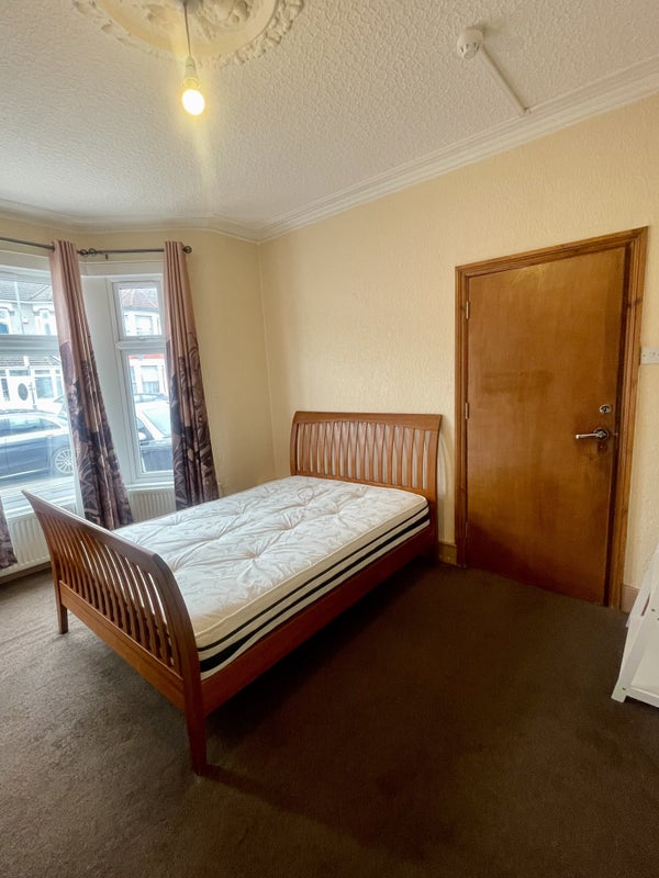 Photo 1: Bedroom