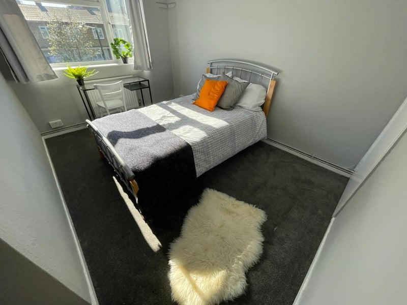 Photo 1: Room 5 - Available from 01/09- £850