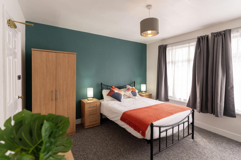 Photo 1: Room 4
