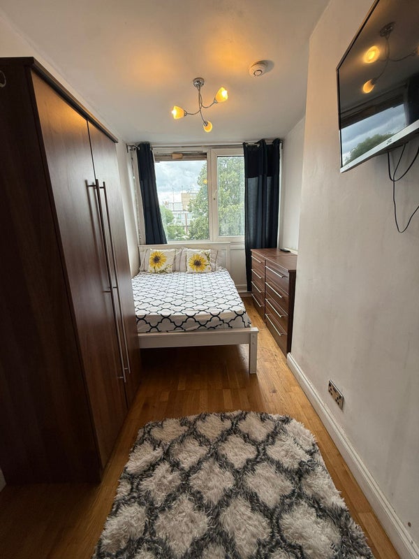 Photo 1: Room 2
