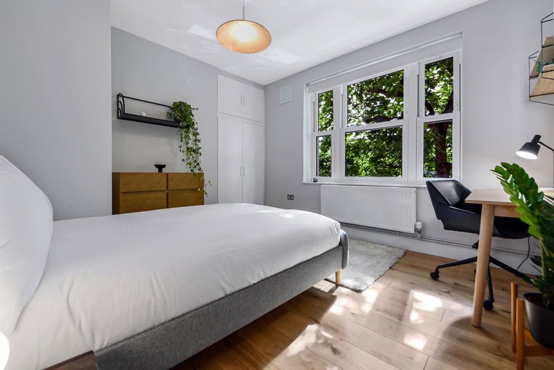Photo 1: Room 2 £1.360 - Available 2 January