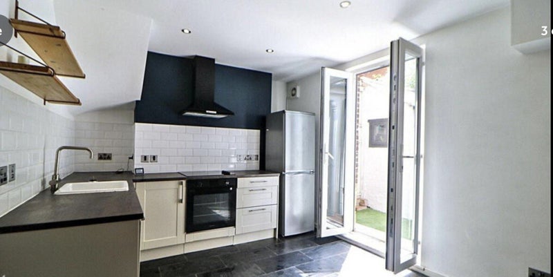 Photo 1: kitchen