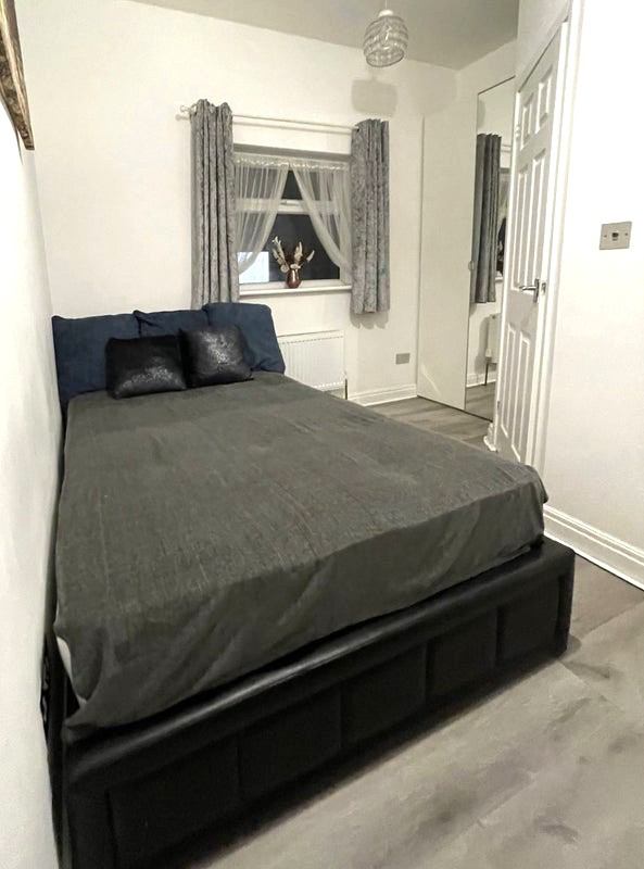 Photo 1: En-suite room