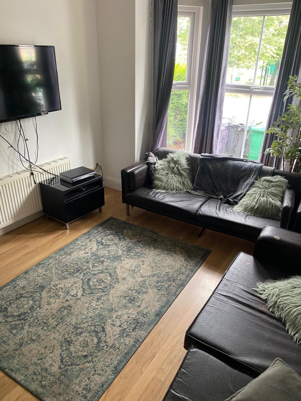 Photo 1: Spacious loung