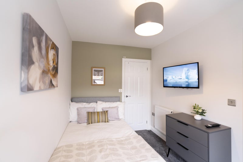 Photo 1: Room 4