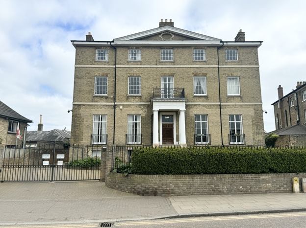 Photo 1: Exterior