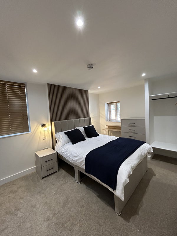 Photo 1: Bedroom 2