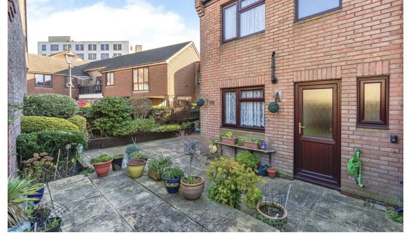 Photo 1: Garden
