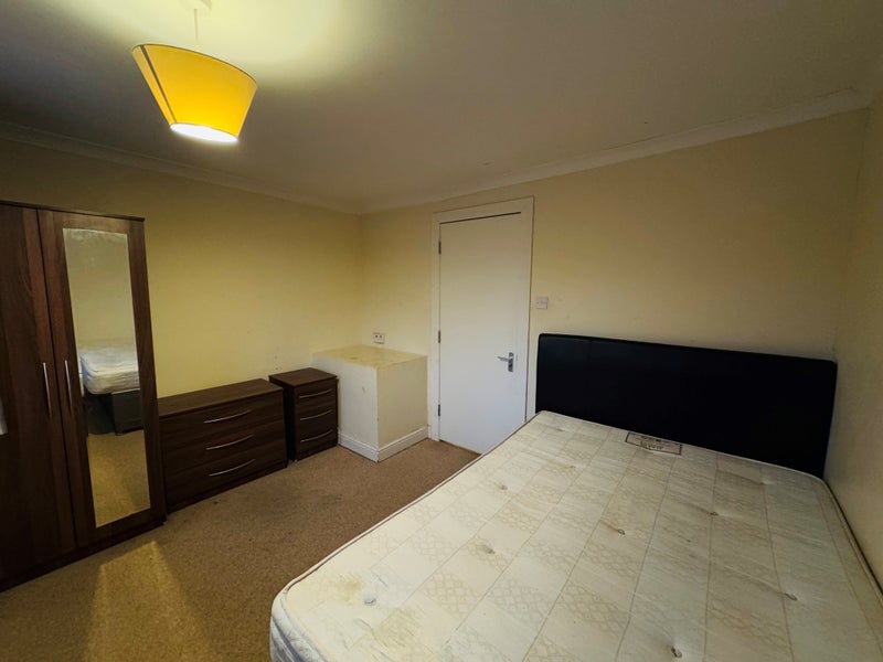 Photo 1: Room - D