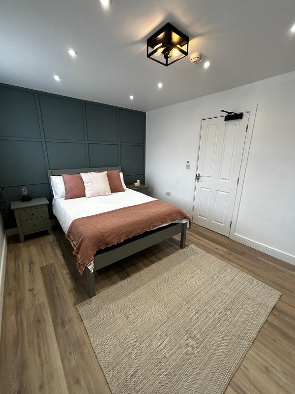 Photo 1: Room 4