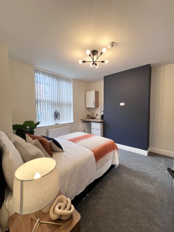 Photo 1: Room 1
