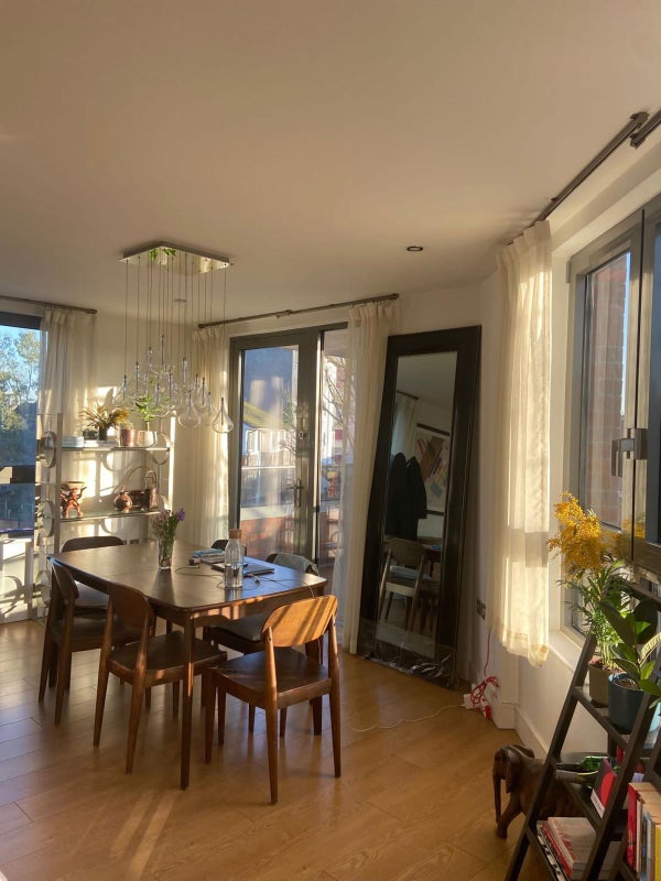 Photo 1: Dining area and balcony door