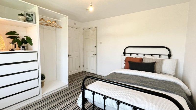 Photo 1: Room 6