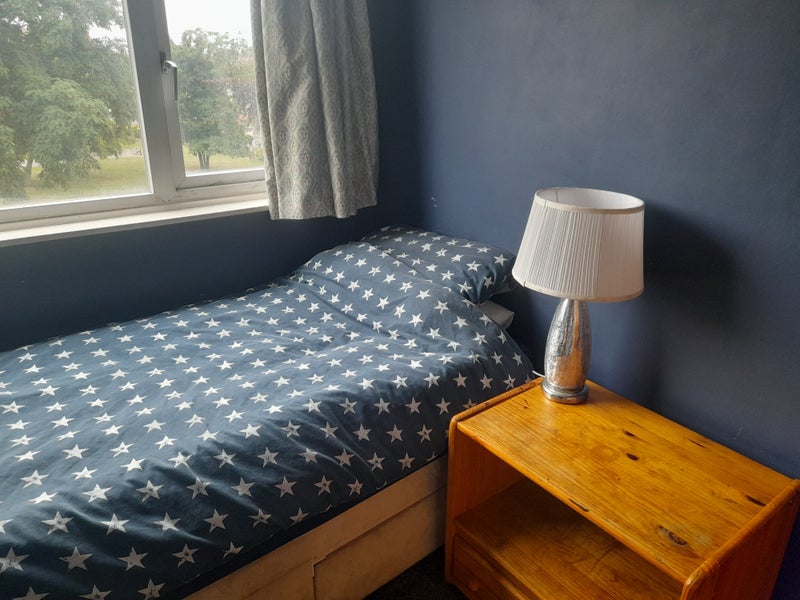 Photo 1: Room to rent