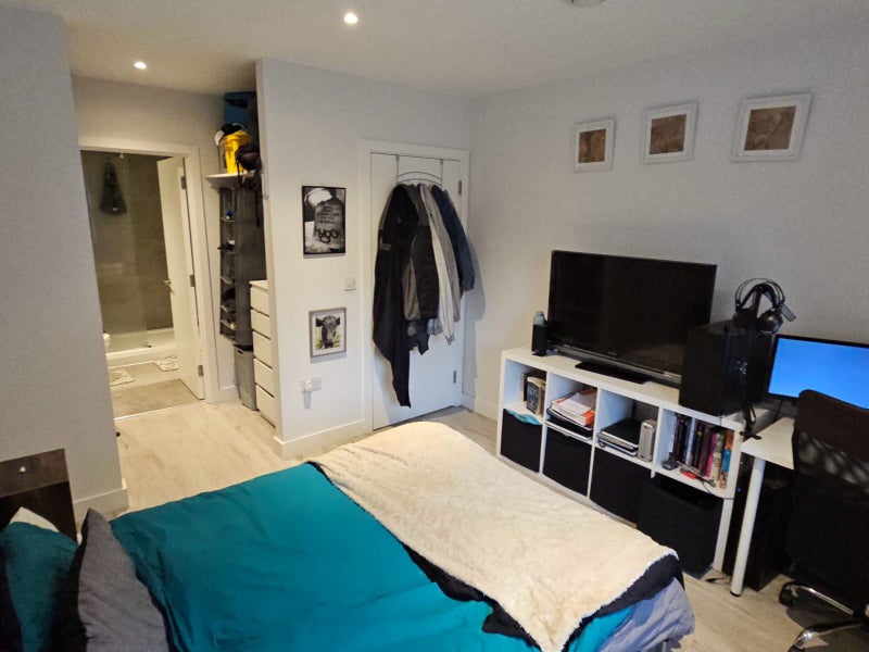 Photo 1: Bedroom