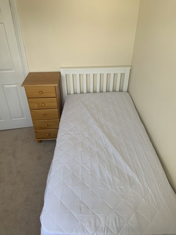 Photo 1: Bed