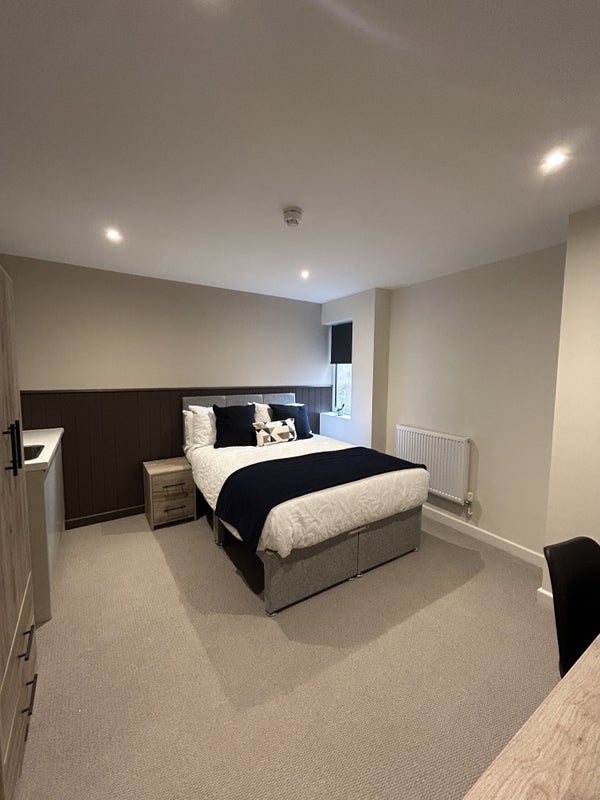 Photo 1: Bedroom