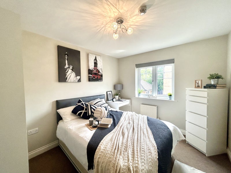 Photo 1: Double room available now