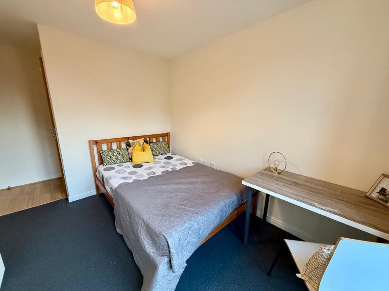 Photo 1: Ensuite room 