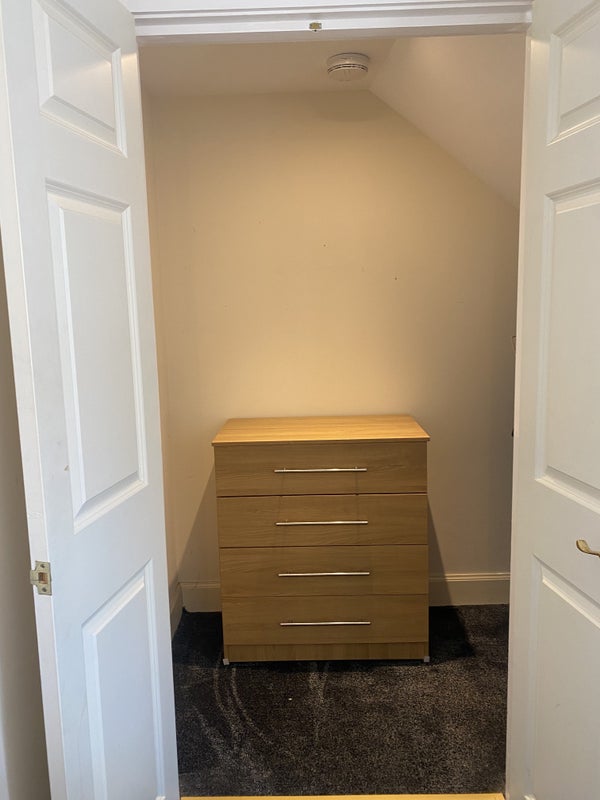 Photo 1: Walk in wardrobe 