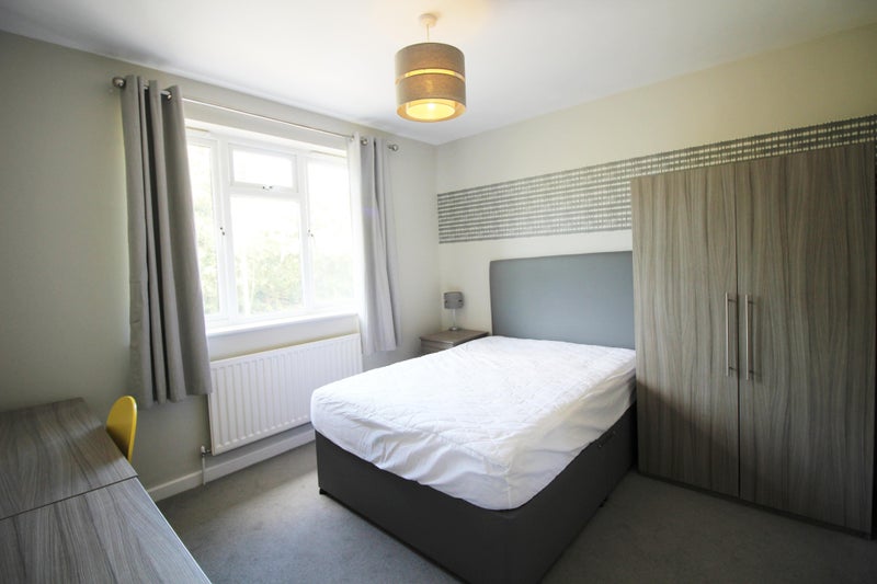 Photo 1: Room 4
