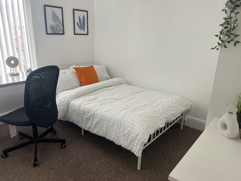 Photo 1: Room 6 Available NOW