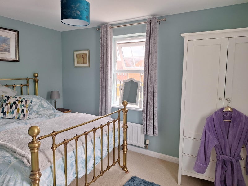 Photo 1: Lovely, sunny double bedroom