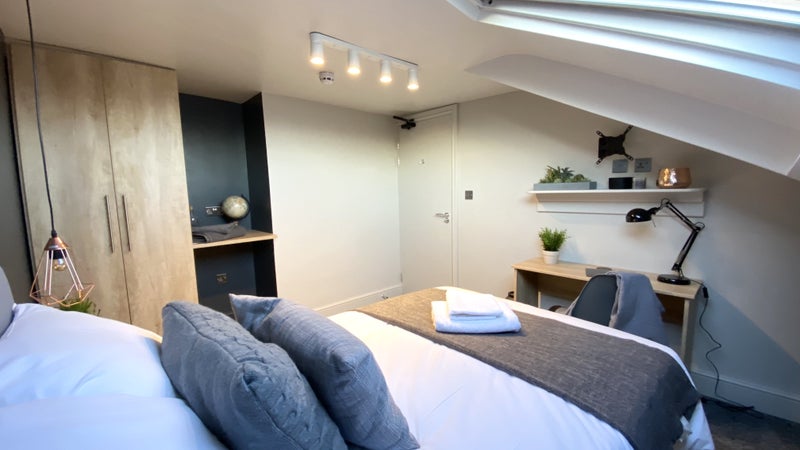 Photo 1: Bedroom