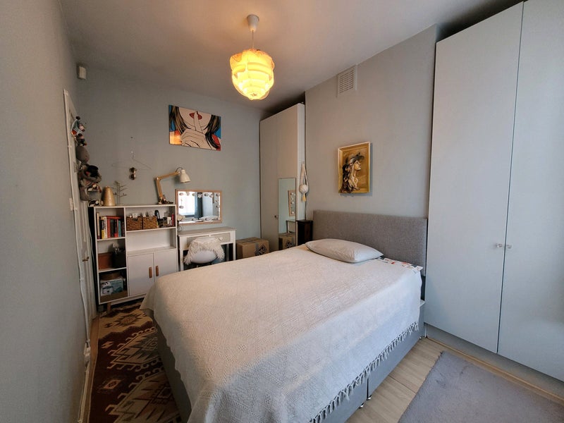 Photo 1: Bedroom - queen bed & inbuilt warderobes