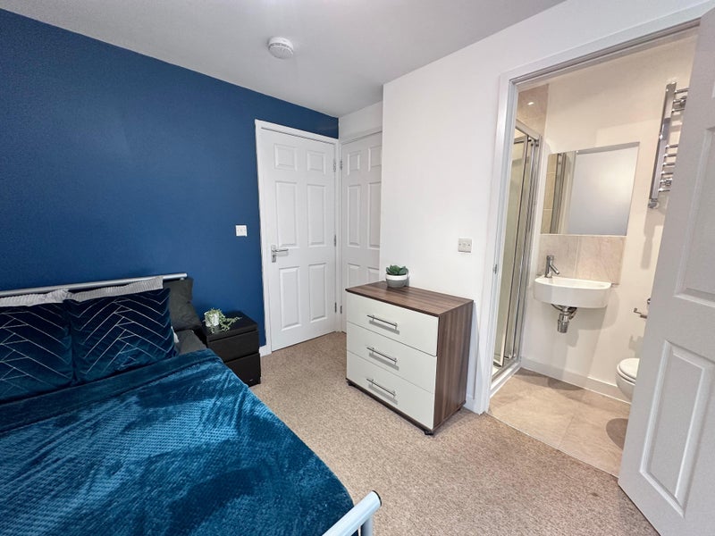 Photo 1: £730 - Lovely Double En-suite