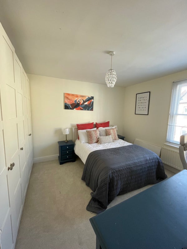 Photo 1: Bedroom