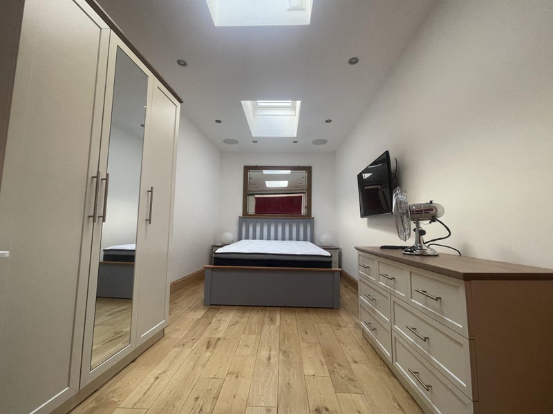 Photo 1: Bed Room