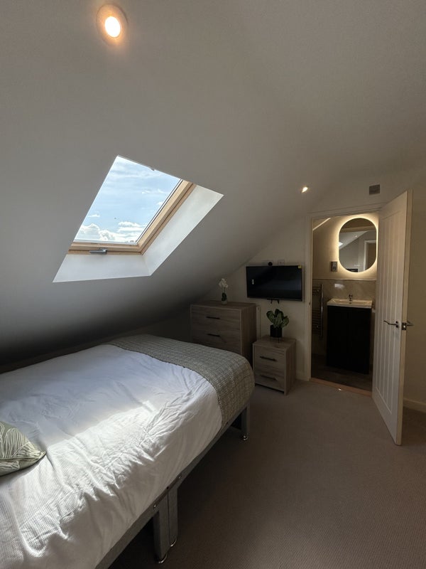 Photo 1: Bedroom