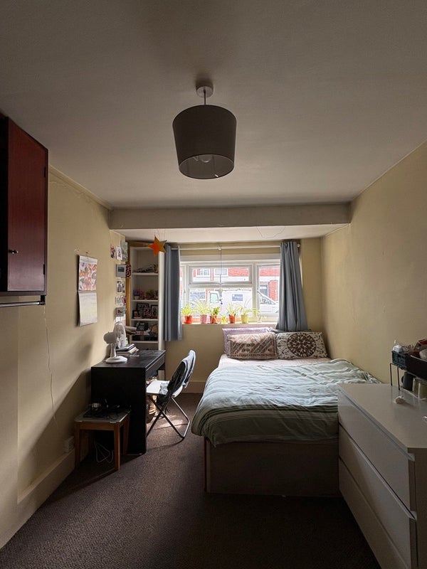 Photo 1: Room