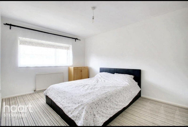 Photo 1: Master bedroom £650