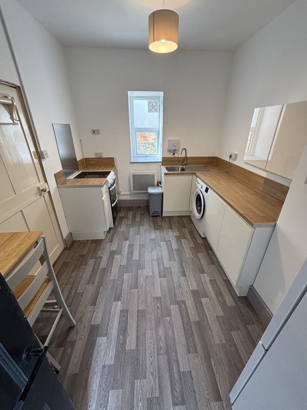 Photo 1: kitchen
