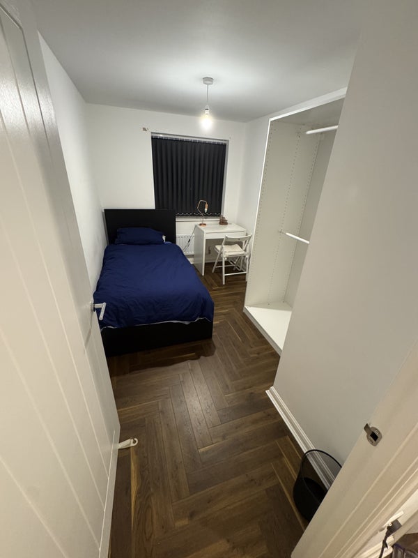 Photo 1: Single Room