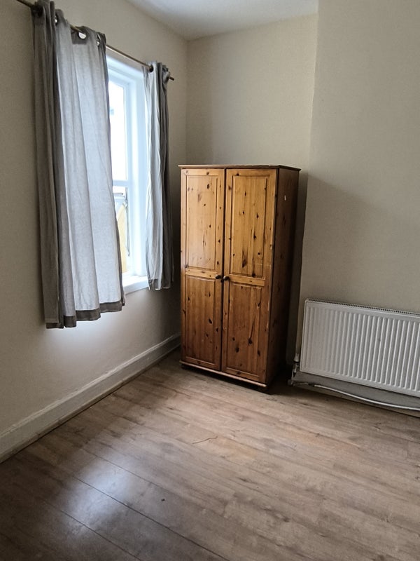 Photo 1: Double bedroom