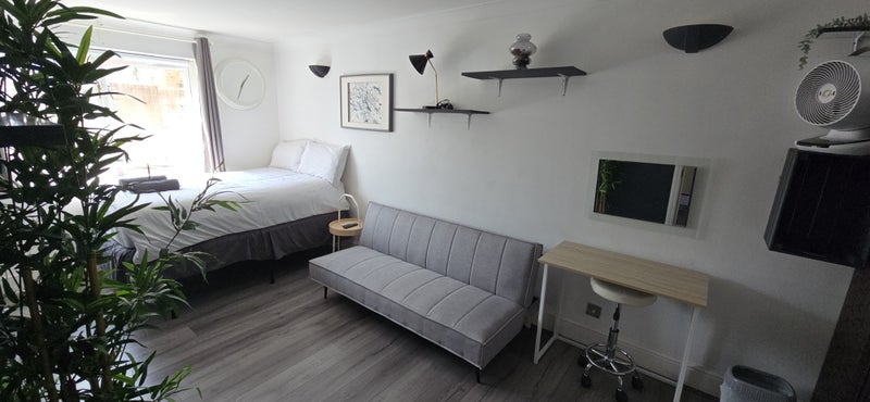 Photo 1: Spacious double