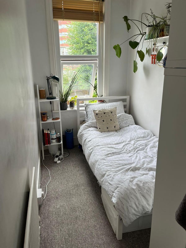 Photo 1: Bedroom