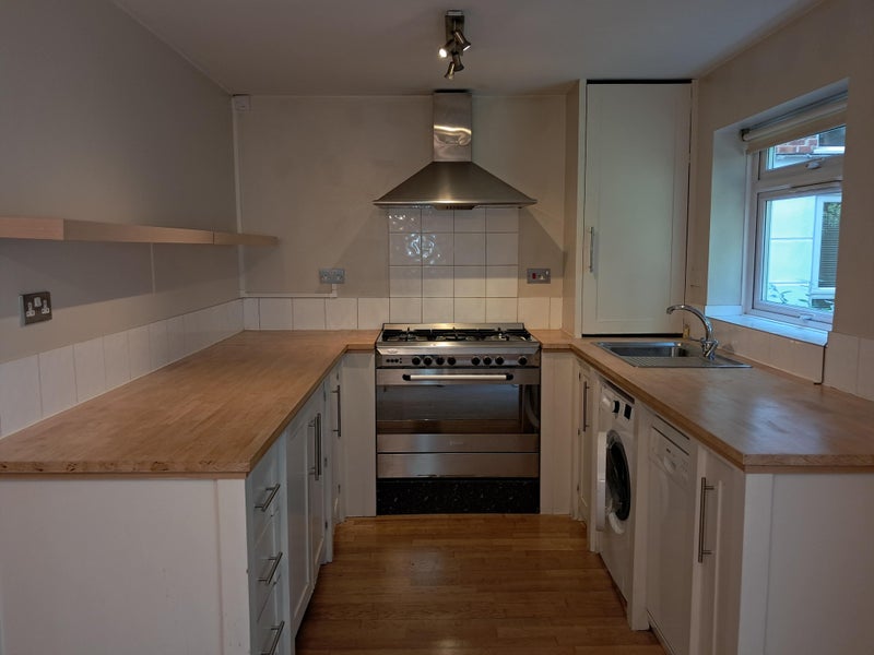 Photo 1: Fitted kitchen