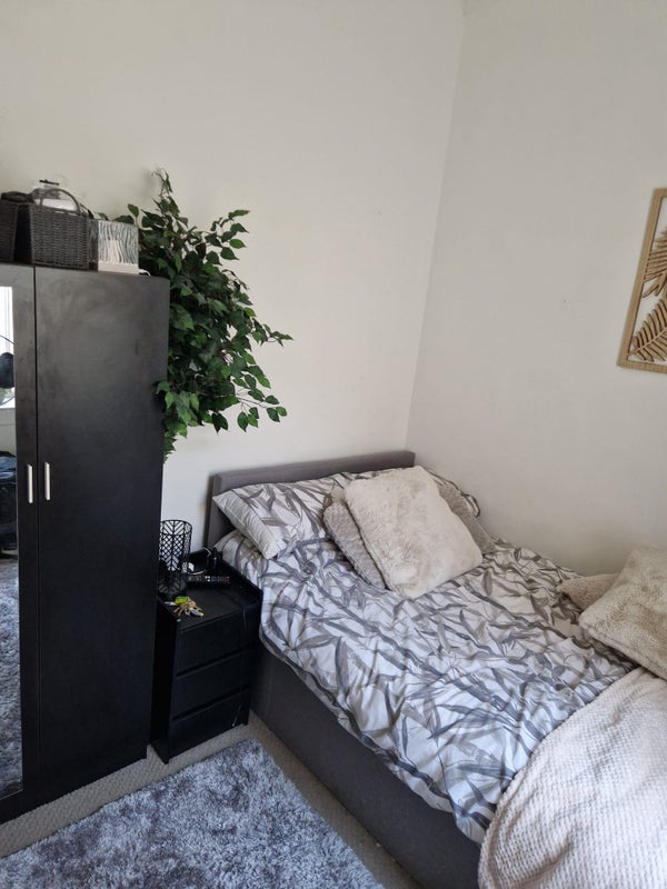 Photo 1: Double bedroom available