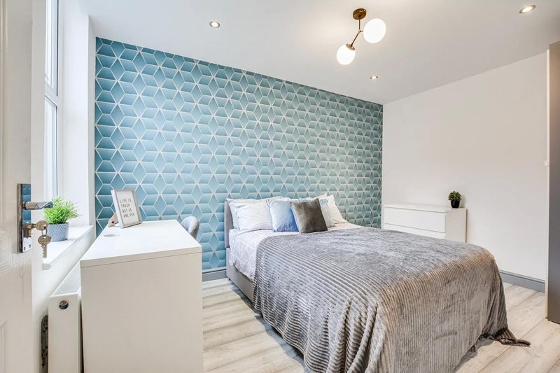 Photo 1: bedroom available 