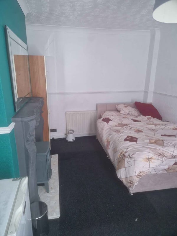 Photo 1: Bedroom 1