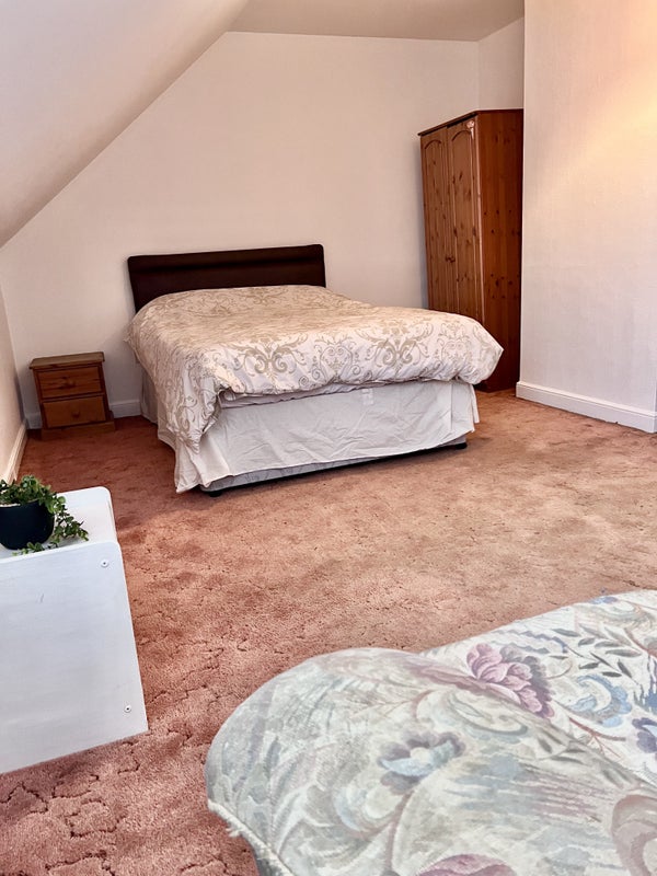 Photo 1: Double room available