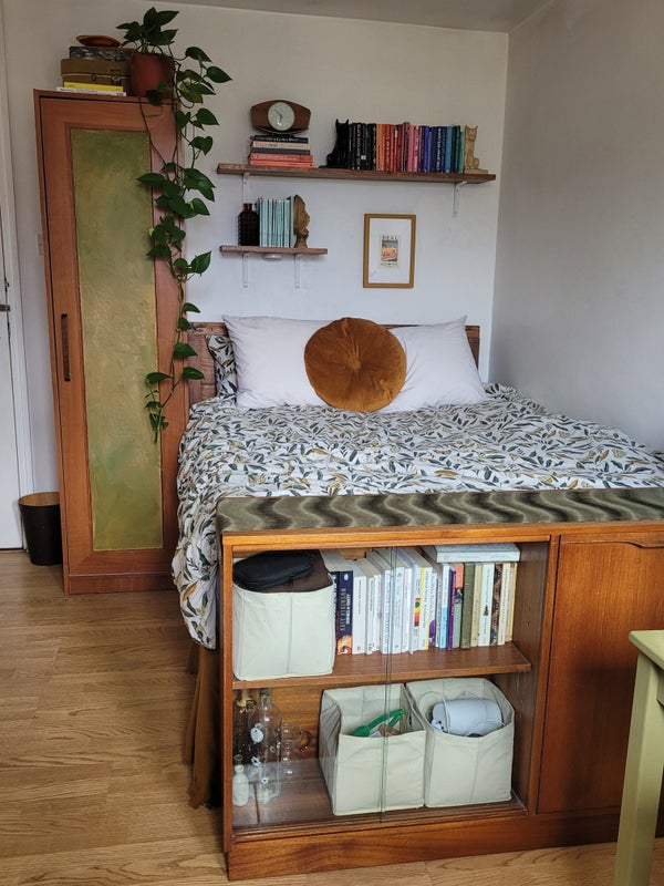 Photo 1: view bedroom, bed and closet
