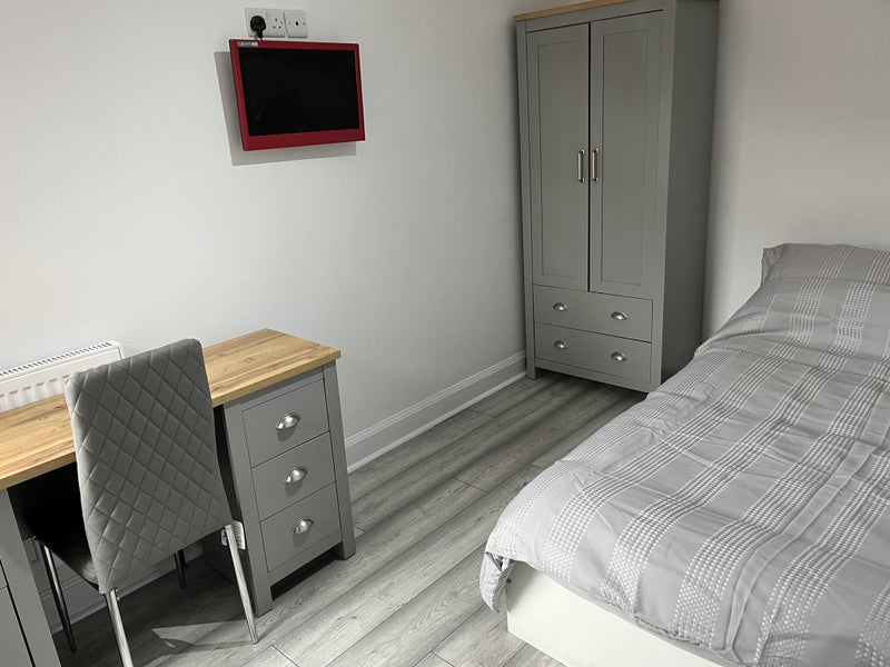 Photo 1: Bedroom 2 (Pic 1)