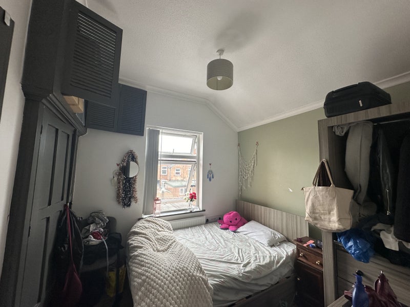 Photo 1: Double room with wardrobe and built in closet and the window allows the access to the balcony.