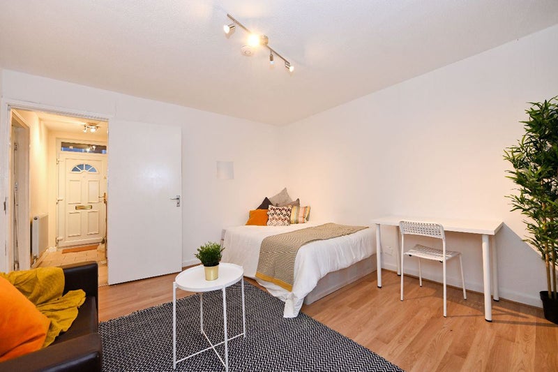 Photo 1: last room available